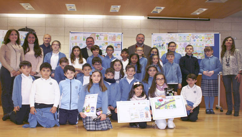 La nia ngeles Cnovas Lpez es la ganadora del concurso municipal de dibujo  Recicla y respira